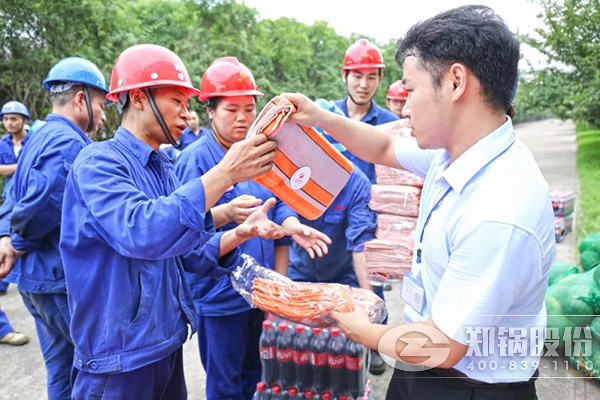 郑州高新区党工委、管委会到尊龙凯时人生就是博开展送清凉慰问活动