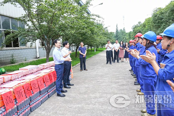 郑州高新区党工委、管委会到尊龙凯时人生就是博开展送清凉慰问活动